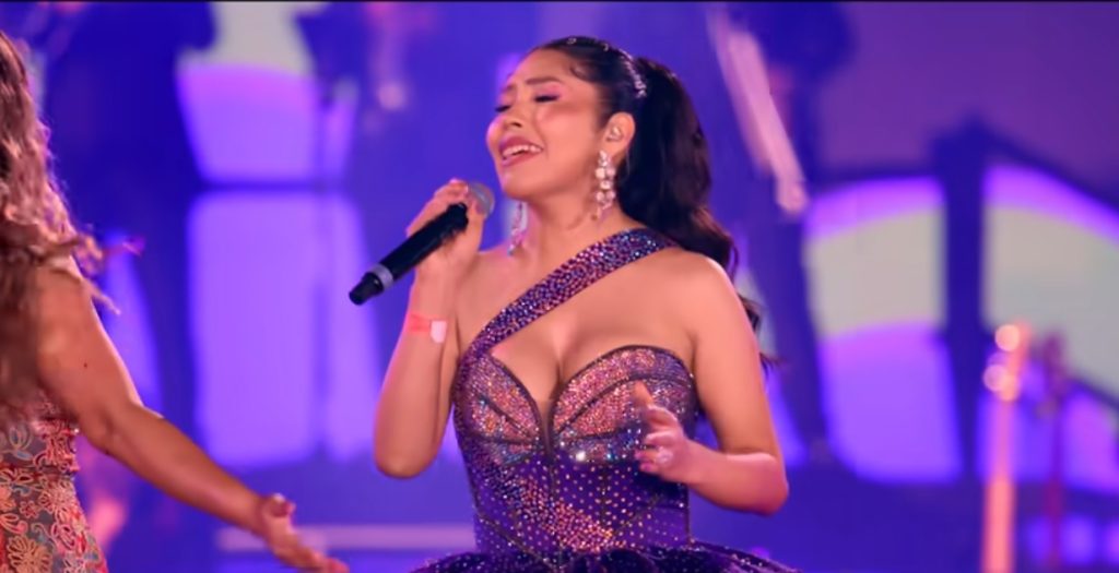 Yarita Lizeth Yanarico y Lesly Águila interpretando el Mix Yarita en el 32 aniversario de Corazón Serrano