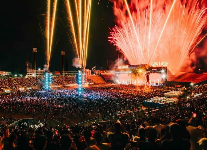 Corazón Serrano durante concierto por su aniversario en San Marcos